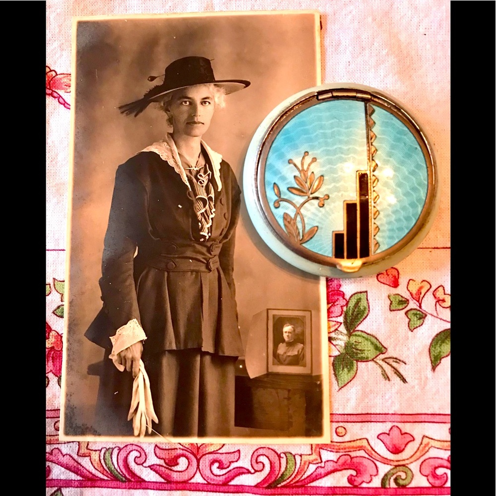 DECO enamel compact w/ mirror, rouge & receptacle ,Hollywood glamour, Downton